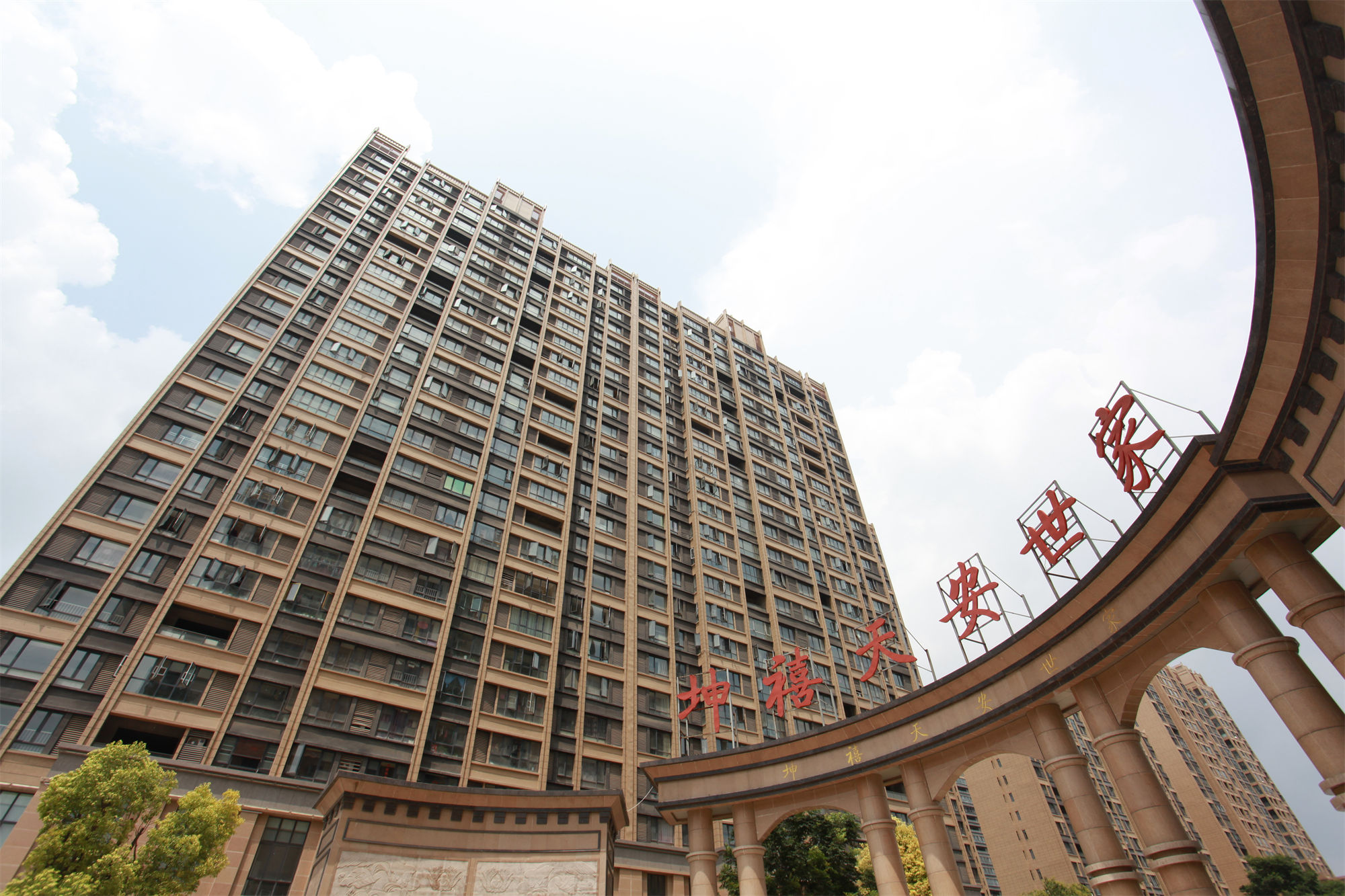 ZKO中凱 外墻填平膩?zhàn)?/>
		</div>
		<strong>產(chǎn)品簡介：</strong>
		<article><p>K909外墻平底膩?zhàn)邮墙ㄖ苛吓涮椎幕奶幚聿牧?，采用水泥，精選細(xì)得料及聚合物添加劑合理配制而成。</p></article>
		<article><p style=